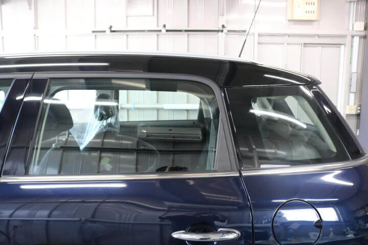 平成27年BMWミニのカーフィルム施工前の左後ろドアガラス
